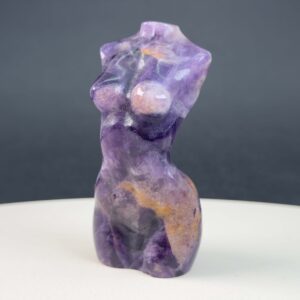Ametyst Kvindekrop krystal med unikke lilla mønstre og detaljeret form