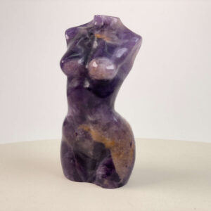 Ametyst Kvindekrop krystal med unikke lilla mønstre og detaljeret form
