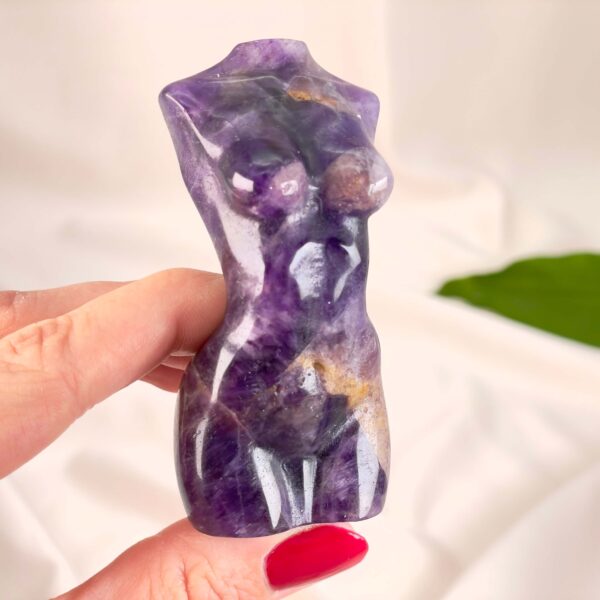 Ametyst Kvindekrop krystal med unikke lilla mønstre og detaljeret form