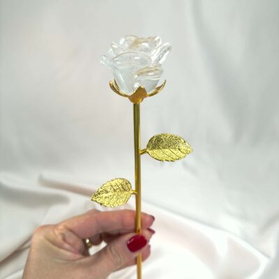 Bjergkrystal Rose krystalfigur i klar sten med detaljeret blomsterform og poleret overflade