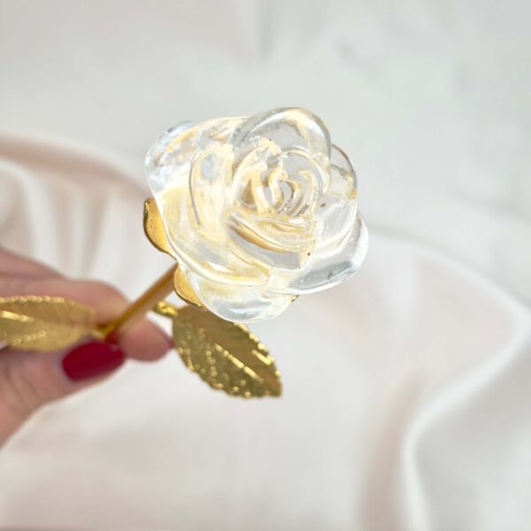 Bjergkrystal Rose krystalfigur i klar sten med detaljeret blomsterform og poleret overflade