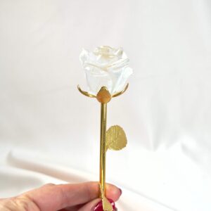 Bjergkrystal Rose krystalfigur i klar sten med detaljeret blomsterform og poleret overflade