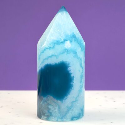 Blå agat spids med naturlige bånd og rolige blå nuancer, slebet i tårnform for fokus, balance og harmonisk energi