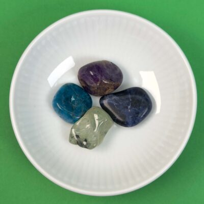 Healingssæt til Fisken med ametyst, blå apatit, prehnit og sodalit i blid og harmonisk opstilling