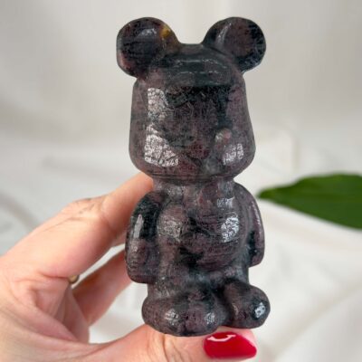 Granat bamsebjørn krystalfigur med dyb rød farve og poleret overflade