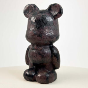 Bamsebjørn udskåret i granat med mørkerøde nuancer og glat finish