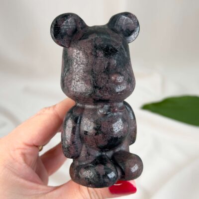 Granat Bamsebjørn med mørkerøde nuancer og glat finish