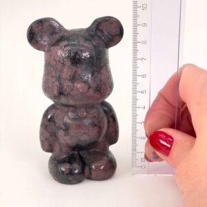 Bamsebjørn udskåret i granat med mørkerøde nuancer og glat finish