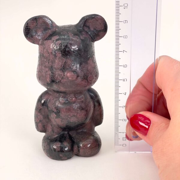 Bamsebjørn udskåret i granat med mørkerøde nuancer og glat finish