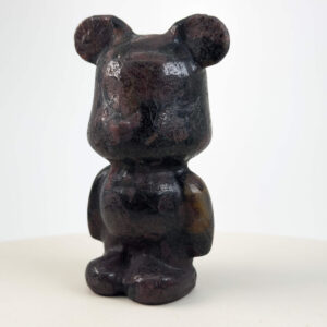 Granat bamsebjørn figur i rød krystal med naturlig struktur og detaljeret form