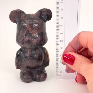 Granat bamsebjørn figur i rød krystal med naturlig struktur og detaljeret form
