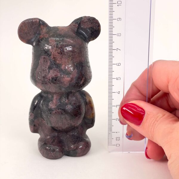 Granat bamsebjørn figur i rød krystal med naturlig struktur og detaljeret form