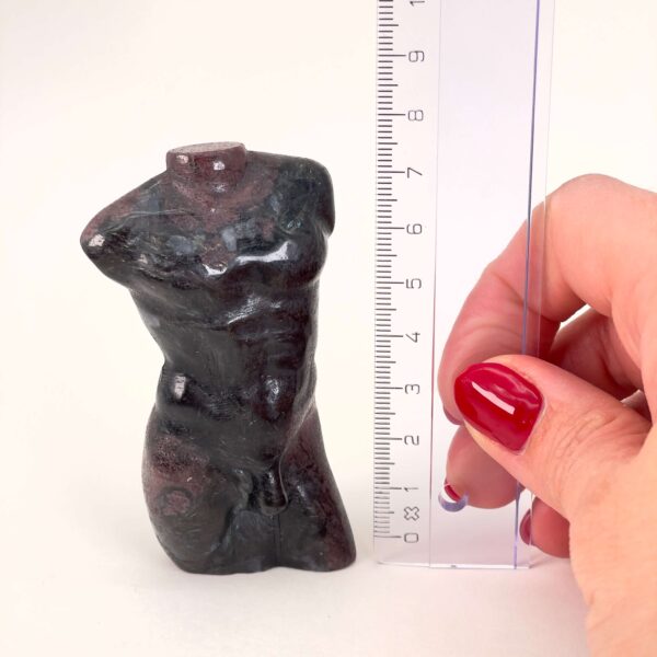 Granat mandekrop figur i rød krystal med naturlig struktur og detaljeret form