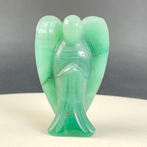 Grøn Aventurin Engel krystalfigur med grønne nuancer og poleret overflade