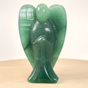 Grøn Aventurin Engel krystalfigur med grønne nuancer og poleret overflade