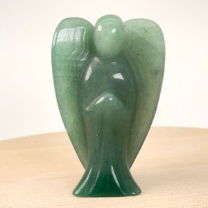 Grøn Aventurin Engel krystal med naturlige variationer og detaljeret form