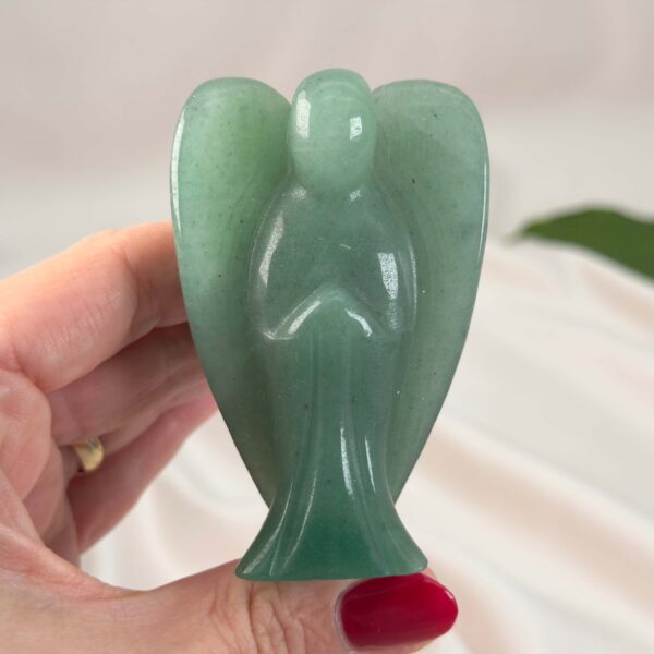 Grøn Aventurin Engel krystal med naturlige variationer og detaljeret form