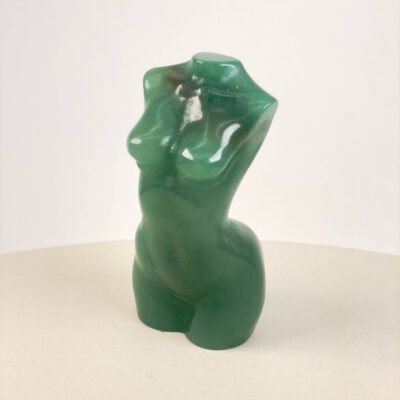Grøn aventurin kvindekrop figur med smukke grønne nuancer og elegant form