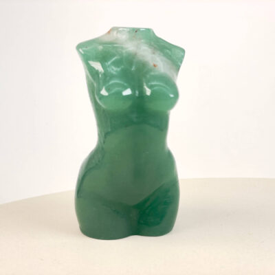 Grøn aventurin kvindekrop med naturlig krystalstruktur og glat finish