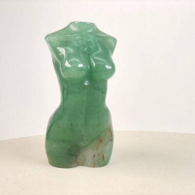 Grøn aventurin kvindekrop krystalfigur med blød grøn farve og poleret overflade