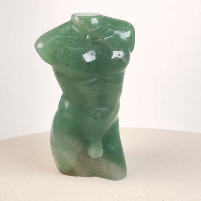 Grøn aventurin mandekrop figur med dybe grønne nuancer og unik form