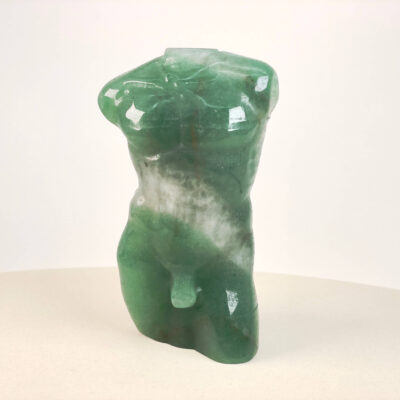 Grøn aventurin mandekrop med glat finish og karakteristisk krystalstruktur