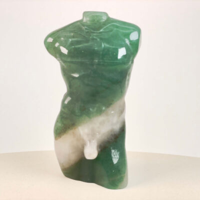 Grøn aventurin mandekrop krystalfigur med naturlig grøn farve og poleret overflade