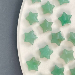 Grøn Aventurin Mini Stjerne krystalfigur med grønne nuancer og poleret overflade