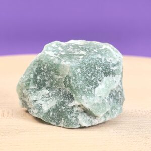 Grøn Aventurin Rå sten med ujævn overflade og naturlige variationer