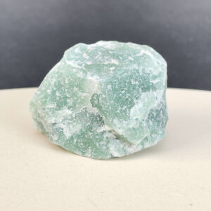 Grøn Aventurin Rå sten med ujævn overflade og naturlige variationer