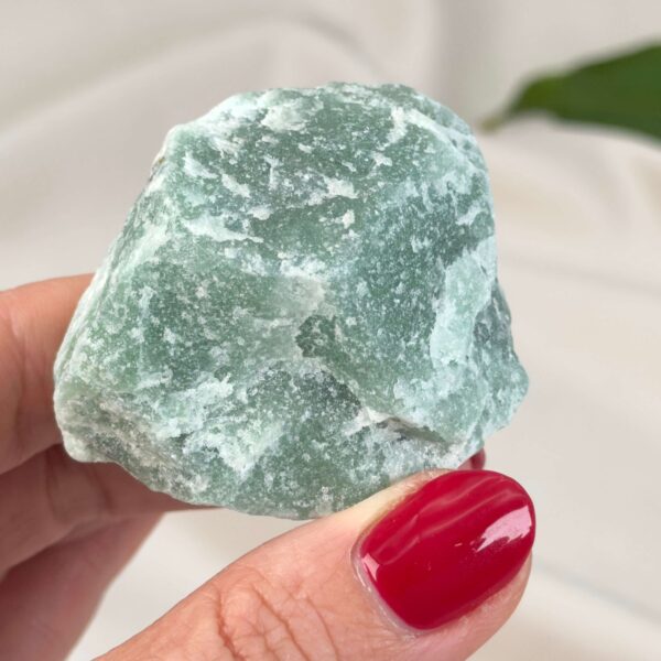 Grøn Aventurin Rå sten med ujævn overflade og naturlige variationer