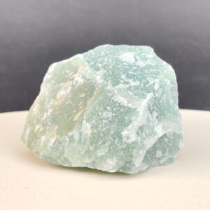 Grøn Aventurin Rå med grønne toner og rå krystalstruktur