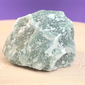 Grøn Aventurin Rå med grønne toner og rå krystalstruktur