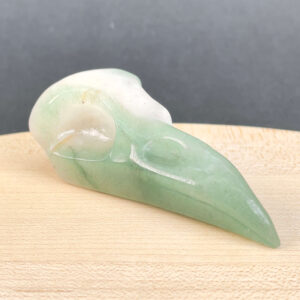 Grøn Aventurin Ravnenæb krystalfigur med grønne nuancer og poleret overflade
