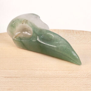 Grøn Aventurin Ravnenæb krystalfigur med grønne nuancer og poleret overflade
