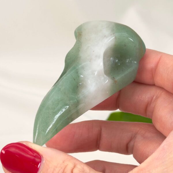 Grøn Aventurin Ravnenæb krystalfigur med grønne nuancer og poleret overflade