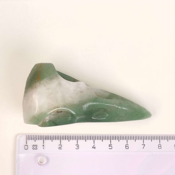 Grøn Aventurin Ravnenæb krystalfigur med grønne nuancer og poleret overflade