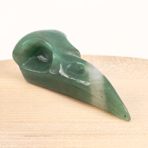 Grøn Aventurin Ravnenæb med detaljeret udskæring og naturlig struktur
