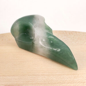 Grøn Aventurin Ravnenæb figur med naturlige grønne variationer og detaljer