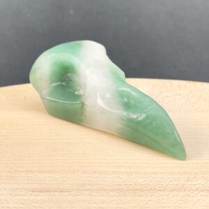 Grøn Aventurin Ravnenæb figur med naturlige grønne variationer og detaljer
