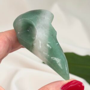 Grøn Aventurin Ravnenæb figur med naturlige grønne variationer og detaljer