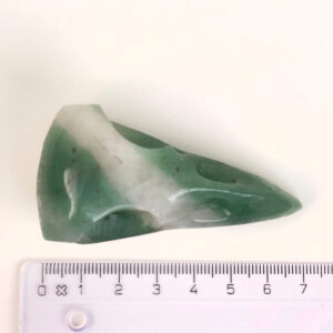 Grøn Aventurin Ravnenæb figur med naturlige grønne variationer og detaljer