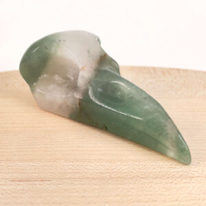Grøn Aventurin Ravnenæb krystalfigur med markant udtryk og poleret overflade