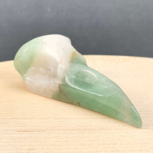 Grøn Aventurin Ravnenæb krystalfigur med markant udtryk og poleret overflade