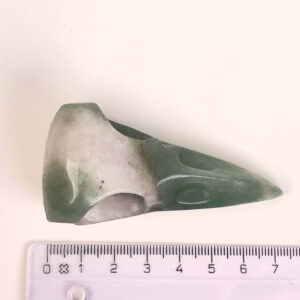 Grøn Aventurin Ravnenæb krystalfigur med markant udtryk og poleret overflade