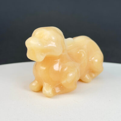 Gul Calsit Foo Dog krystalfigur med gyldne nuancer og poleret overflade