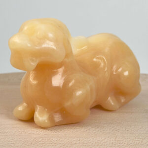 Gul Calsit Foo Dog krystalfigur med gyldne nuancer og poleret overflade