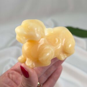 Gul Calsit Foo Dog krystalfigur med gyldne nuancer og poleret overflade