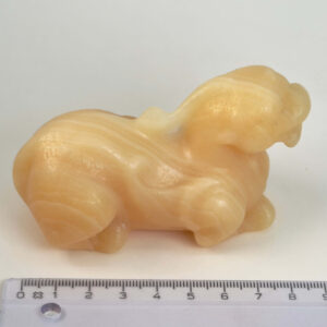 Gul Calsit Foo Dog krystalfigur med gyldne nuancer og poleret overflade