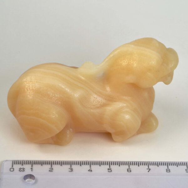 Gul Calsit Foo Dog krystalfigur med gyldne nuancer og poleret overflade